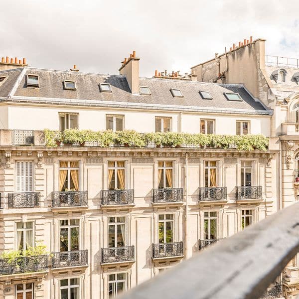 Vue depuis une terrasse sur les toits de Paris.