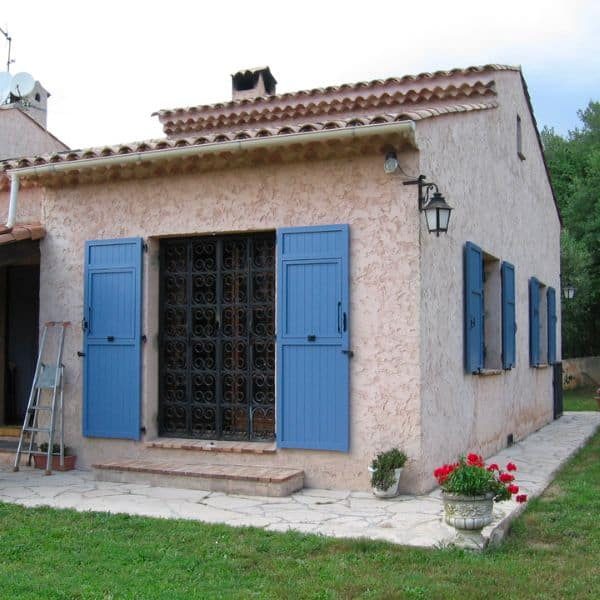 Photo d'une maison avec volets bleus battants
