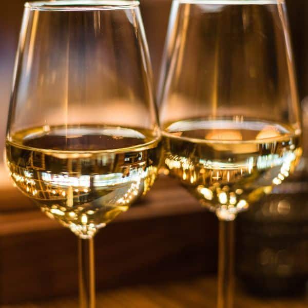 Photo en gros plan de deux verres de vin blanc